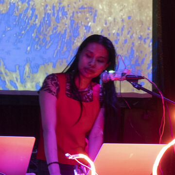 A portrait of Kelly Xi performing. 