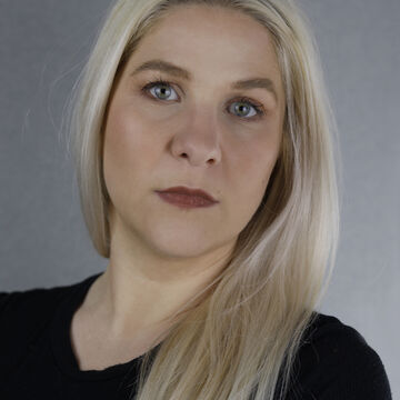 A headshot of SAIC faculty member Maire Witt O'Neill