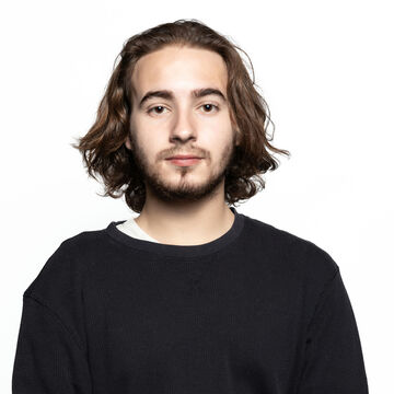 A headshot of SAIC photography student Leonardo Gabriel do Amaral