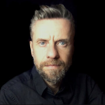 A headshot of SAIC faculty member Giovanni Aloi