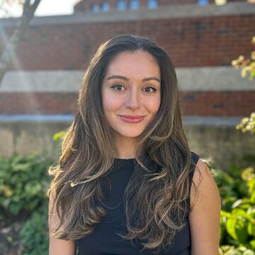 A headshot of SAIC faculty member Niki Sabetfakhri.